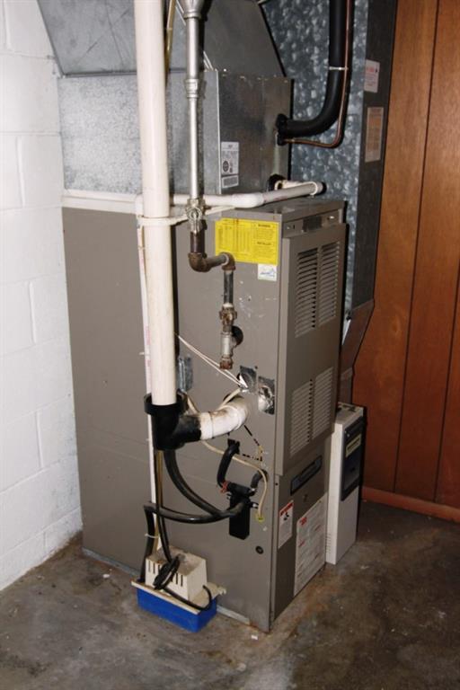 75 McKinnie Avenue McKees Rocks, PA 15136 - Photo 17 of 19 17) Basement: Newer high efficiency gas forced air furnace.