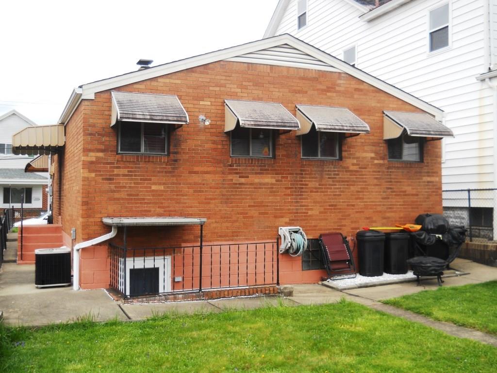 75 McKinnie Avenue McKees Rocks, PA 15136 - Photo 4 of 19 4) Exterior Rear: Level fully fenced back yard.