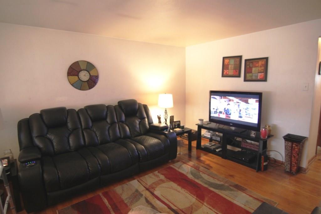 75 McKinnie Avenue McKees Rocks, PA 15136 - Photo 10 of 19 10) Main Floor: Living room.