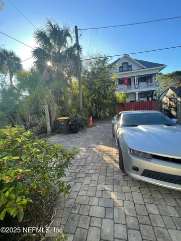 a view of a yard with plants