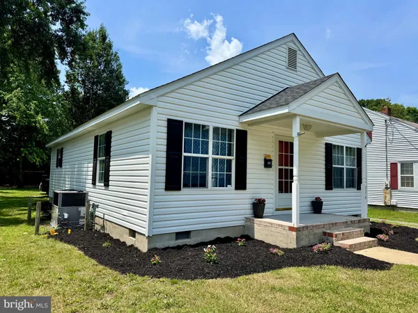 a view of a house with backyard