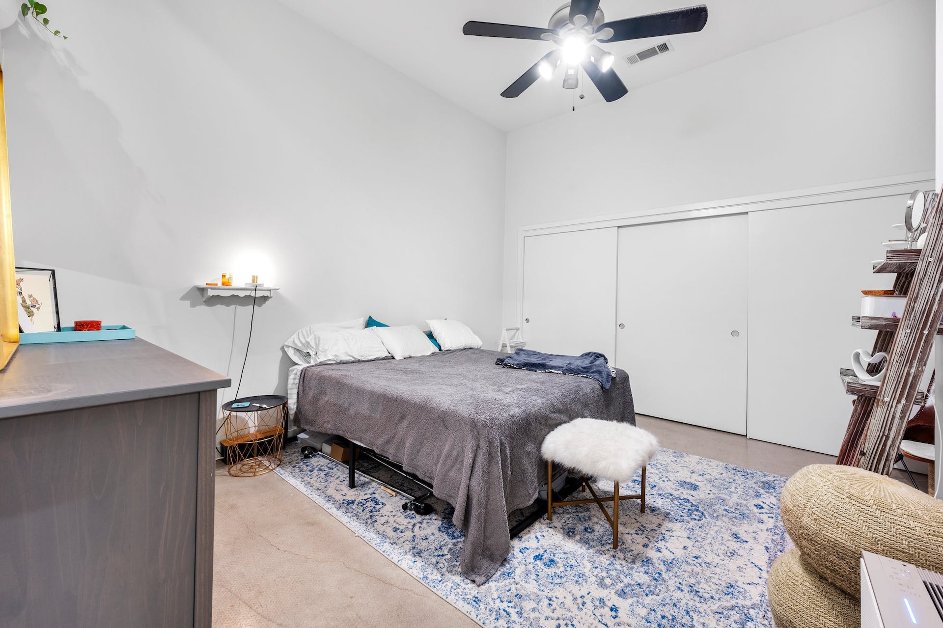 507 Sabine Street, Unit 908 Austin, TX 78701 - Photo 13 of 26 a bedroom with a bed and a chandelier