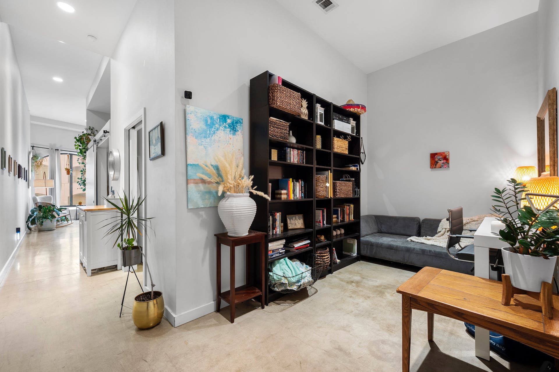 507 Sabine Street, Unit 908 Austin, TX 78701 - Photo 19 of 26 a living room with furniture
