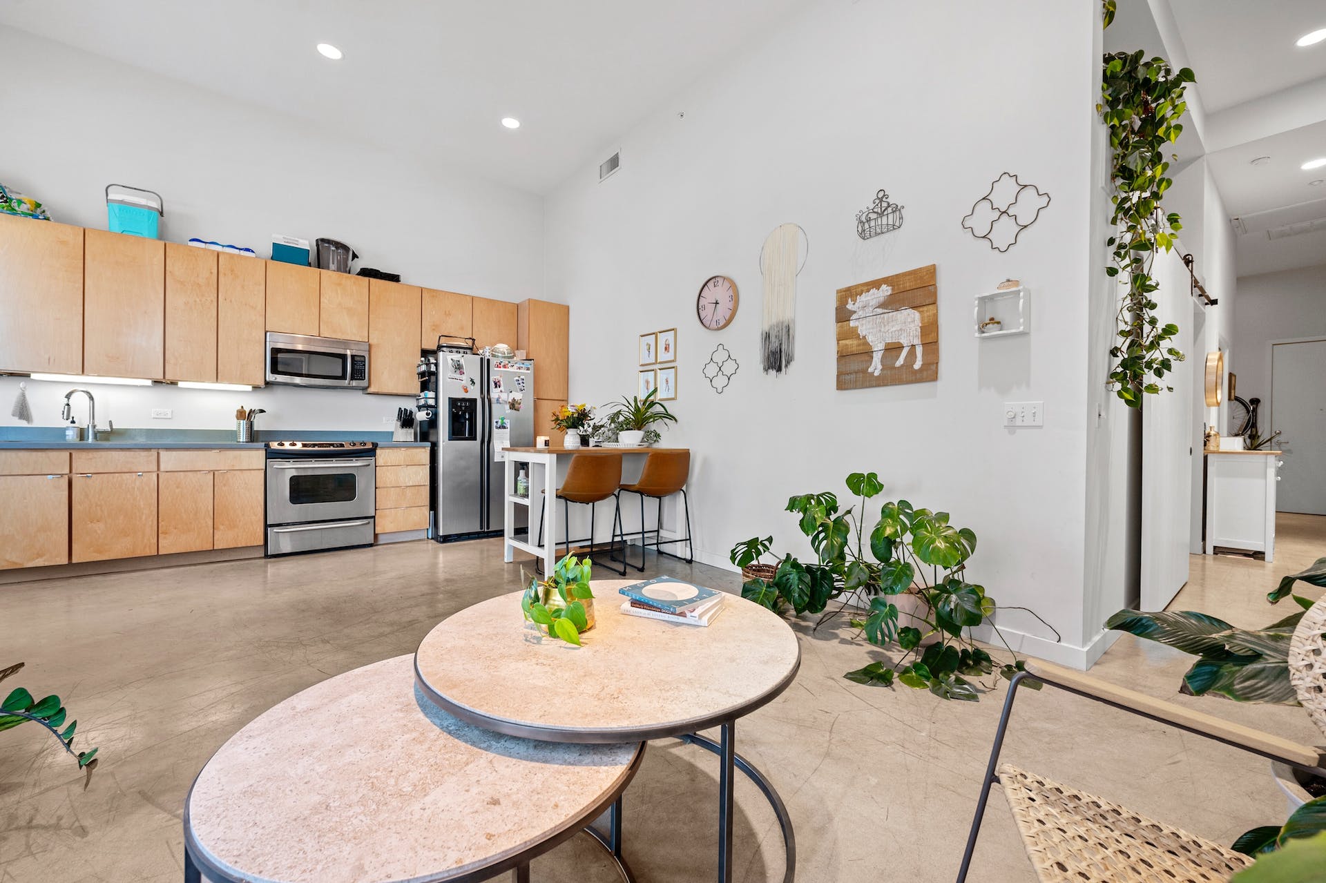 507 Sabine Street, Unit 908 Austin, TX 78701 - Photo 6 of 26 a living room with furniture kitchen view and a potted plant
