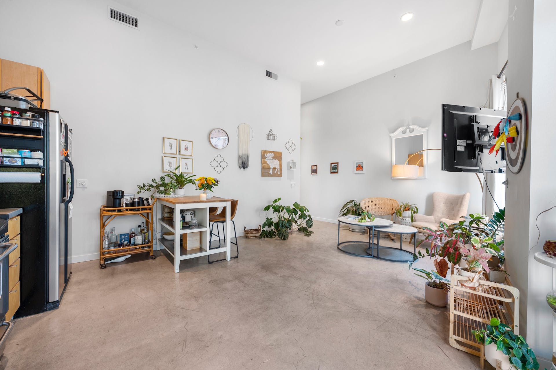 507 Sabine Street, Unit 908 Austin, TX 78701 - Photo 10 of 26 a room with furniture a rug toys and a flat tv screen