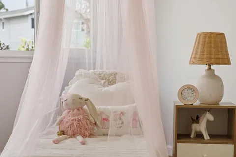 a picture of a dresser