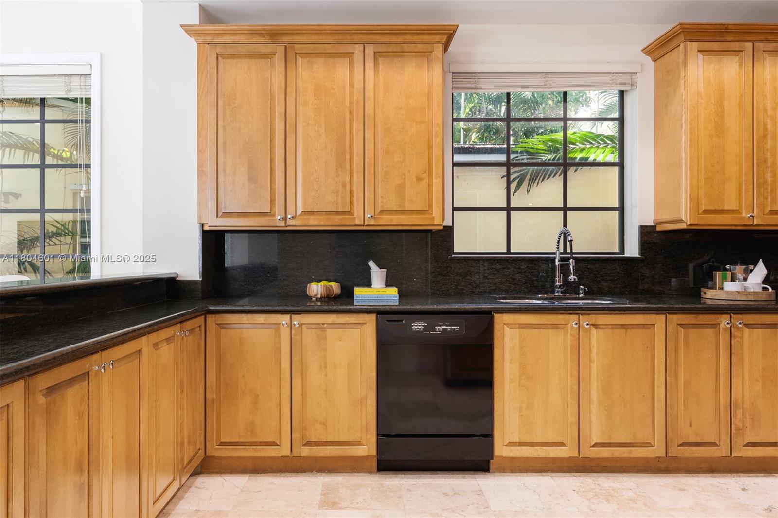 7250 Erwin Road Miami, FL 33143 - Photo 13 of 37