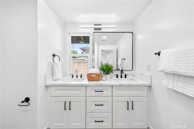 $2,190,000 | 930 Rancho Circle, Fullerton, CA 92835