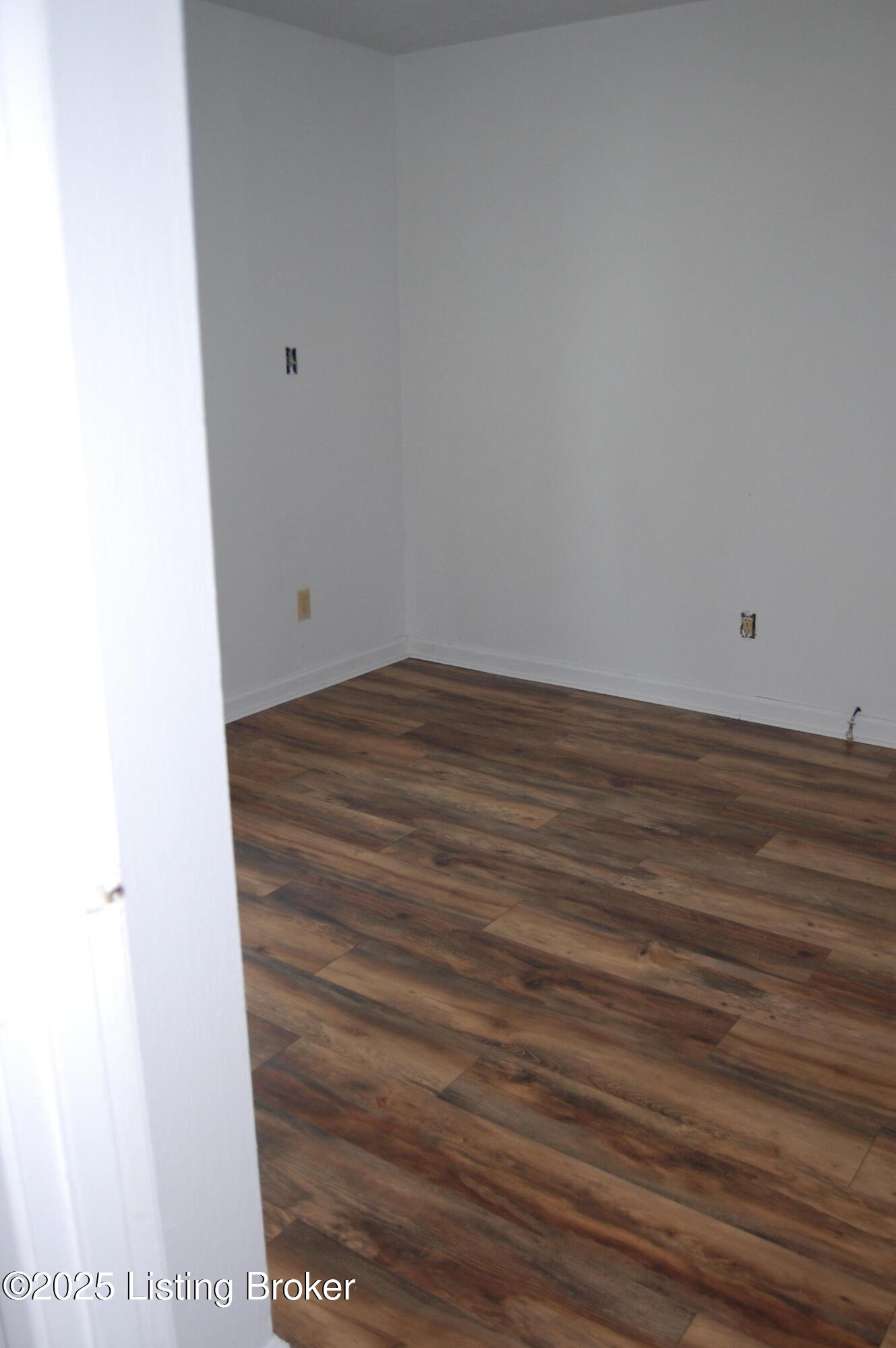 9530 Maple Road Louisville, KY 40229 - Photo 7 of 23 DSC_1075