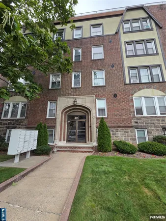 $2,100 | 407 Highland Avenue, Unit C6, Palisades Park, NJ 07650