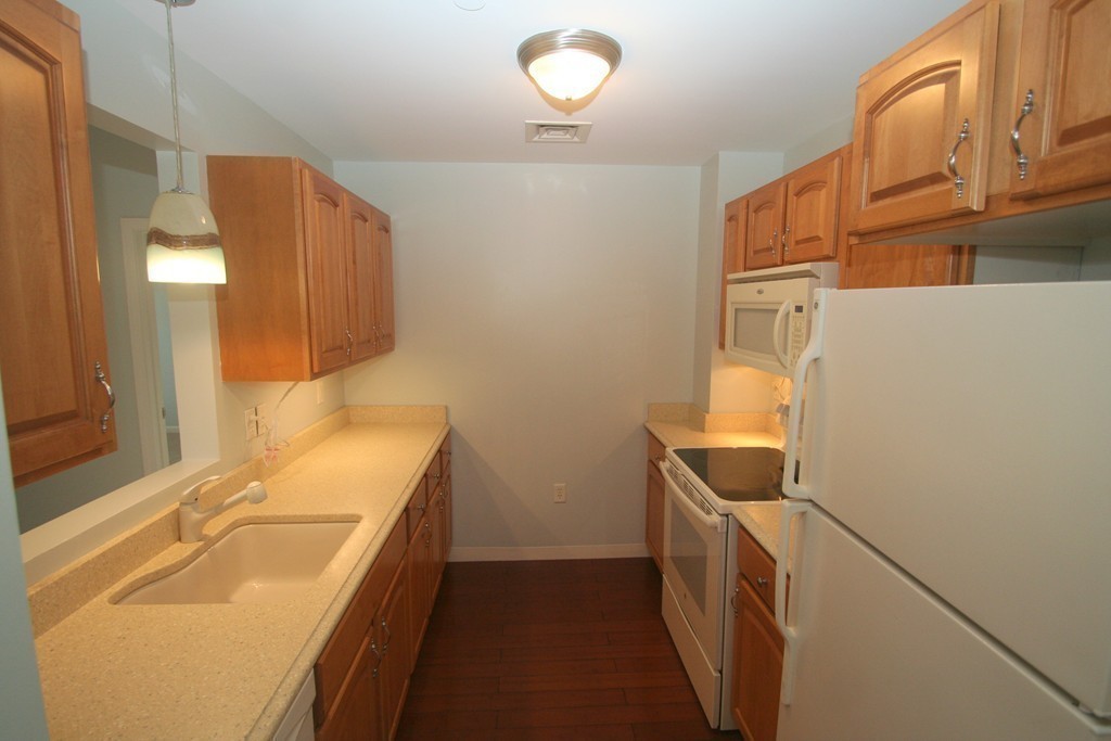 7 Assinippi Avenue, Unit 306 Norwell, MA 02061 - Photo 10 of 20 a bathroom with a sink and a tub