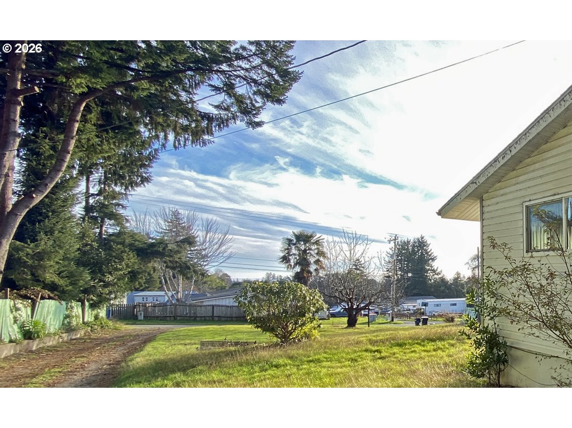 97987 Court Street Brookings, OR 97415 - Photo 28 of 36 Driveway