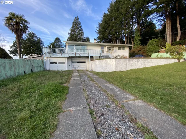 a view of a backyard with white house