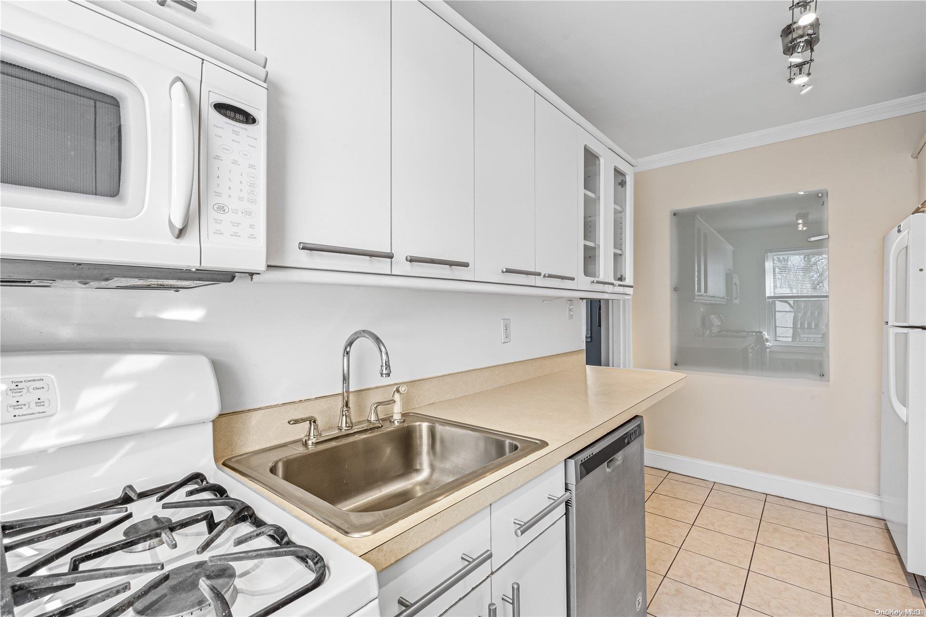 71-68 252nd Street, Unit 2A Queens, NY 11426 - Photo 10 of 17