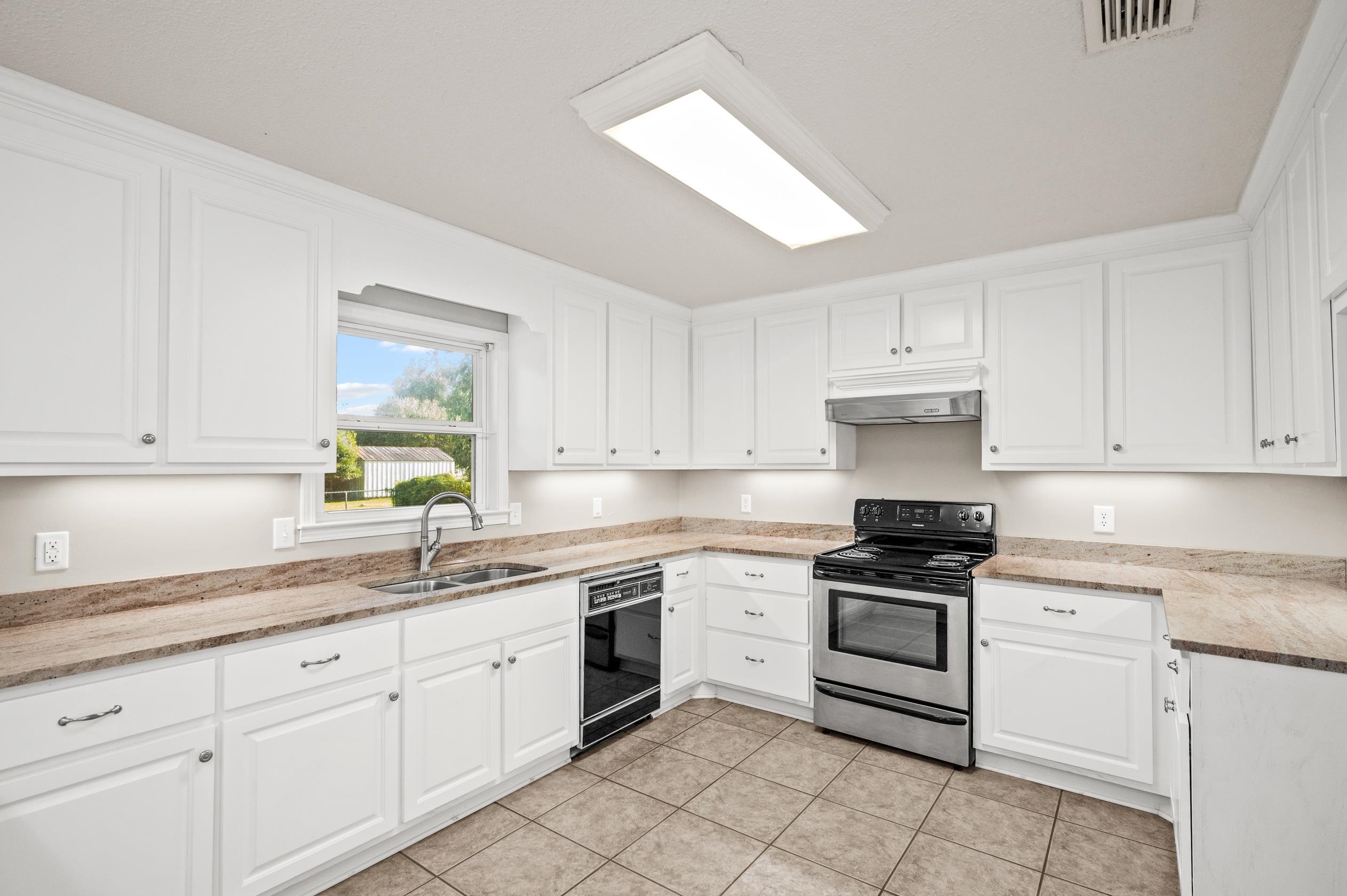 303 West Palm Avenue Foley, AL 36535 - Photo 5 of 32 Kitchen