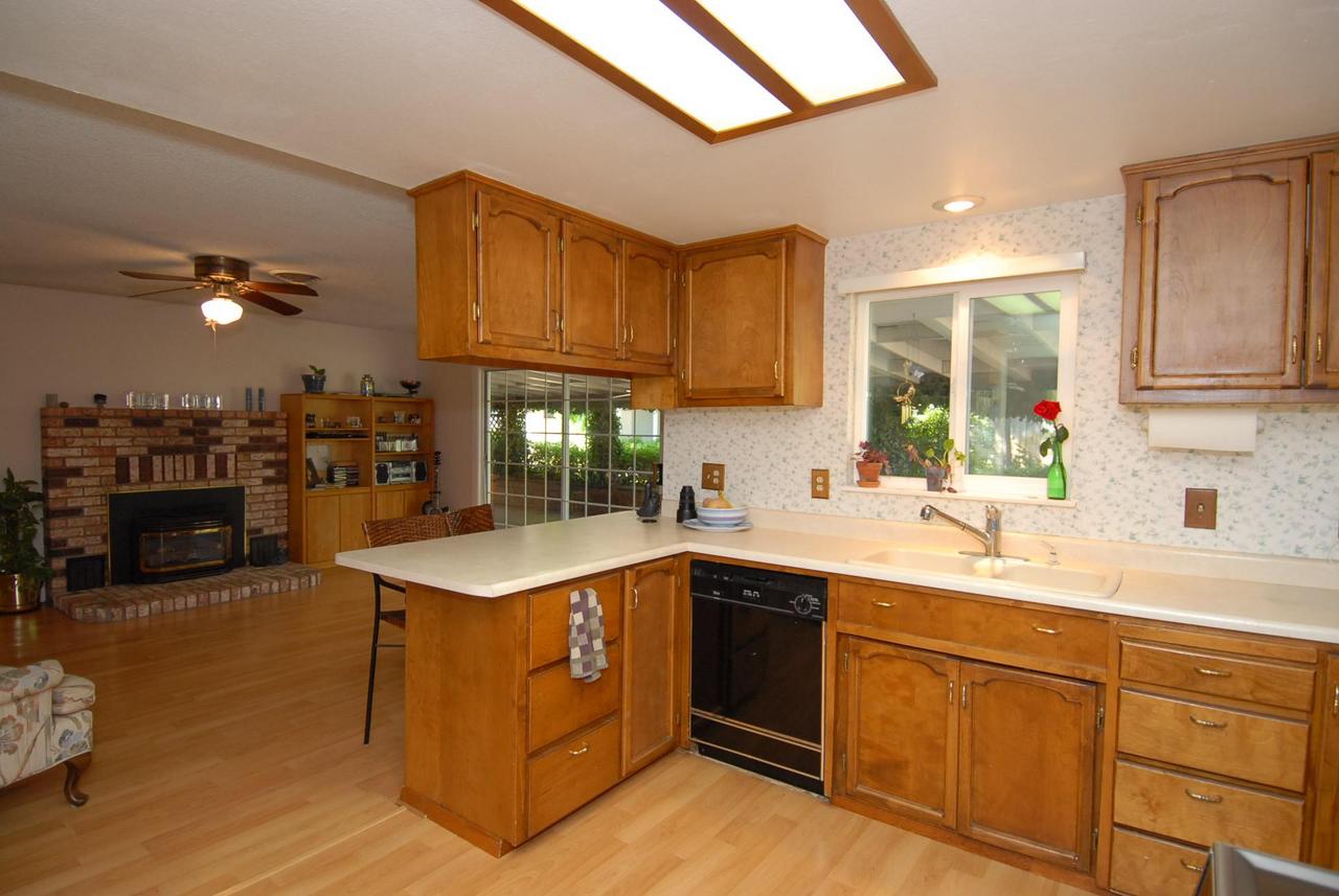 7082 Rio Rancho Road Anderson, CA 96007 - Photo 7 of 9 Kitchen