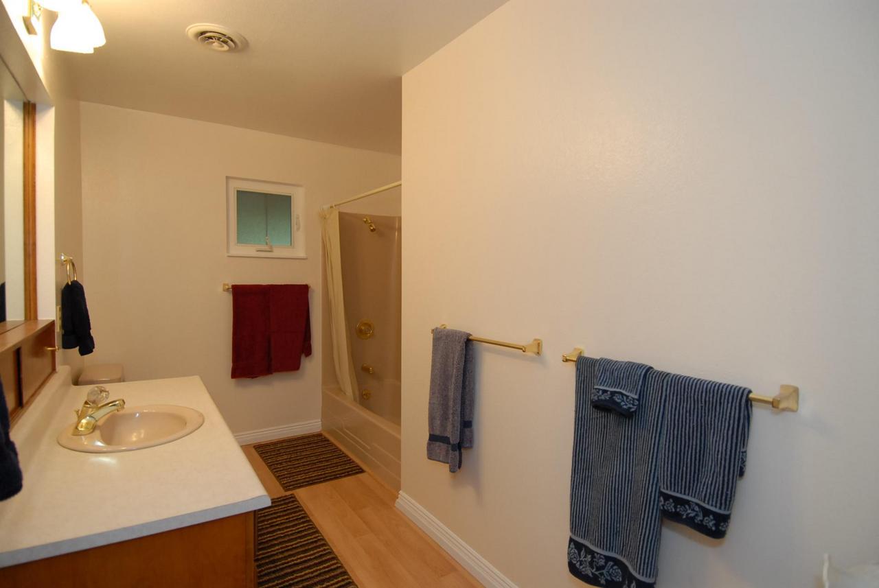 7082 Rio Rancho Road Anderson, CA 96007 - Photo 8 of 9 Bathroom