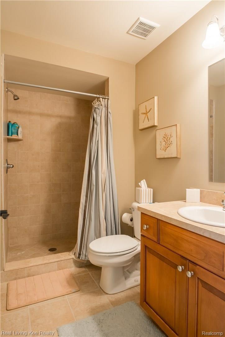 4120 Plum Lane Rochester, MI 48306 - Photo 31 of 49 4120PlumLane-28 guest bath.jpg