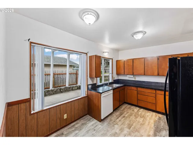 $349,000 | 3123 Oak Street, North Bend, OR 97459