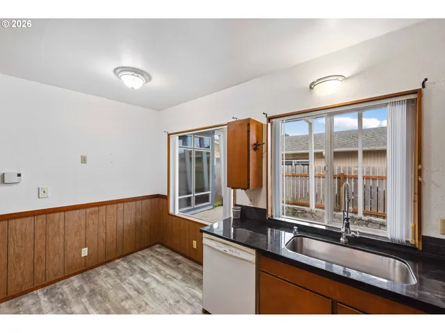 $349,000 | 3123 Oak Street, North Bend, OR 97459