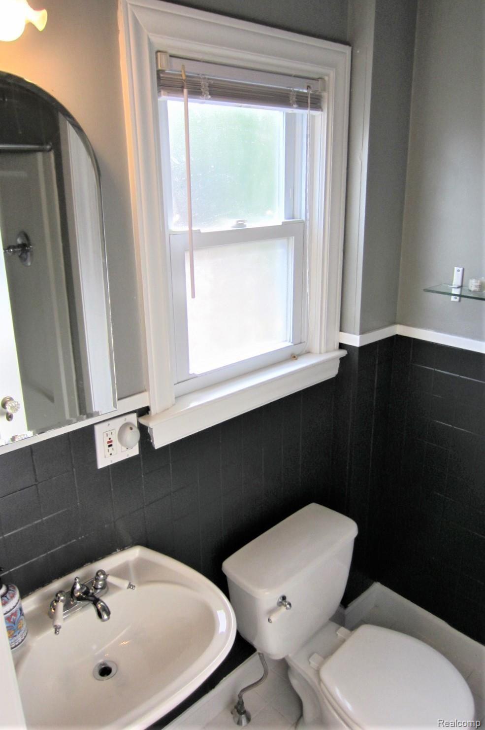 127 Ogemaw Road Pontiac, MI 48341 - Photo 17 of 30 Full bath on the 2nd floor.