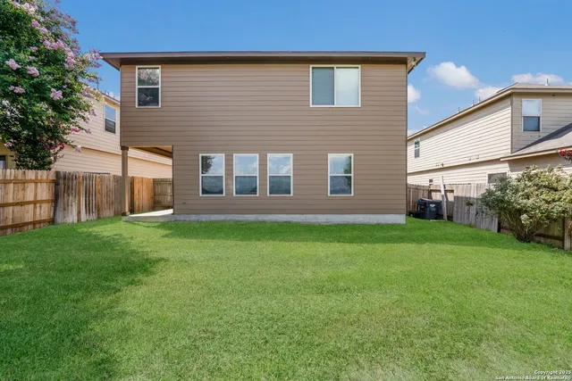 a view of a house with backyard and garden