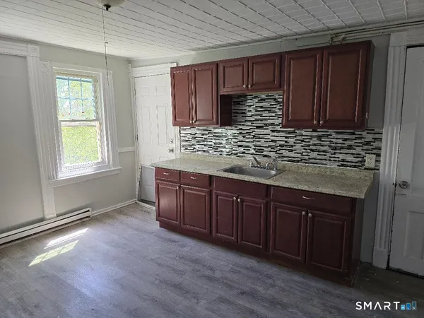 $1,500 | 219 Woodlawn Terrace, Waterbury, CT 06710