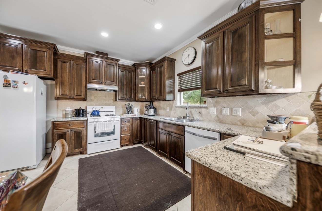 2526 Perez Road Pasadena, TX 77502 - Photo 10 of 31 kitchen