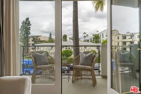 $1,149,000 | 11690 Montana Avenue, Unit 201, Los Angeles, CA 90049