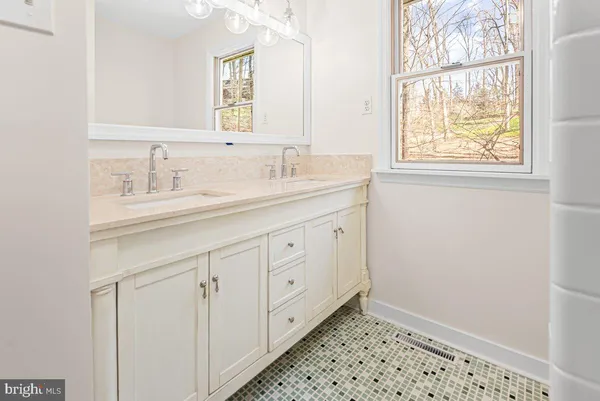 $627,500 | 11 Yorkridge Trail, Hockessin, DE 19707