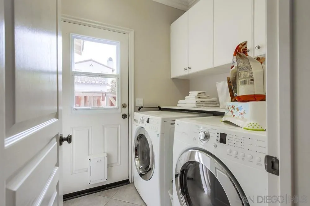 2665 Paradise Road Carlsbad, CA 92009 - Photo 38 of 52 a view of livingroom with washer and dryer