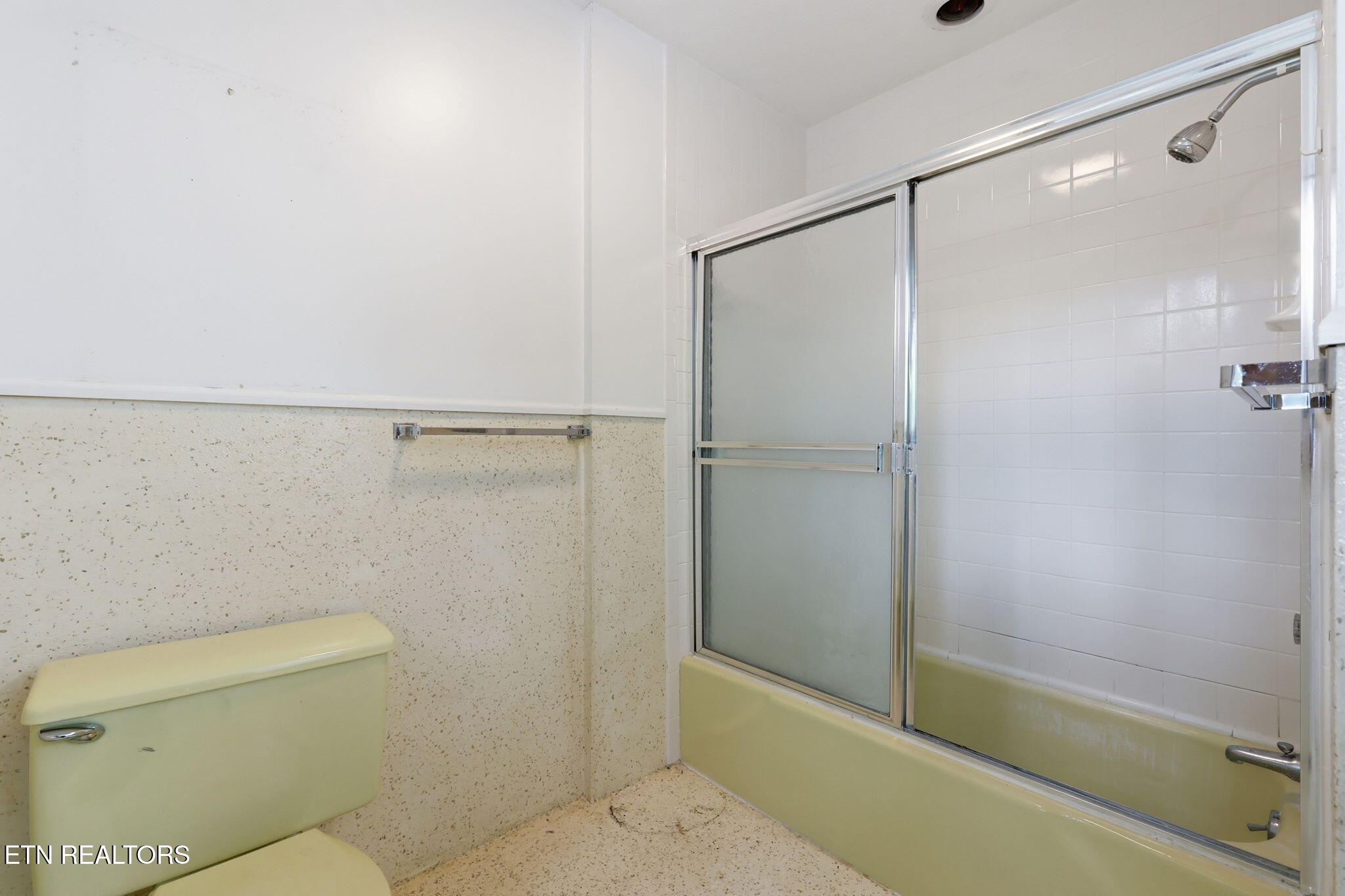 114 Balboa Circle Oak Ridge, TN 37830 - Photo 36 of 52 Hall Bathroom