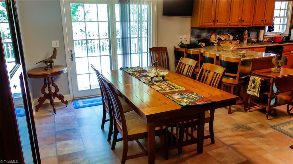 1130 Flinty Knoll Road Pinnacle, NC 27043 - Photo 11 of 29 This eat-in kitchen is perfect for dinners with friends and family.