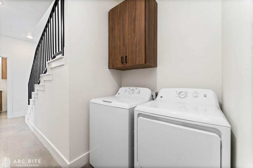 4509 22nd Place Lubbock, TX 79407 - Photo 30 of 32 a utility room with dryer and washer