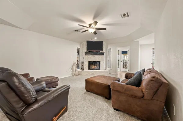 $300,000 | 139 Runaway Bay Drive, Runaway Bay, TX 76426