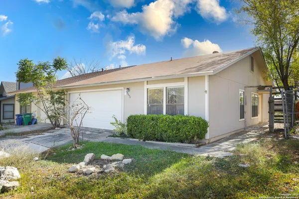 a view of a house with backyard and a garden