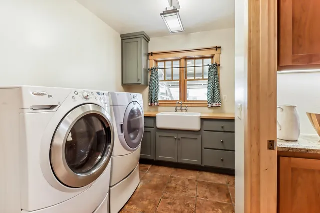 a view of yard with green space