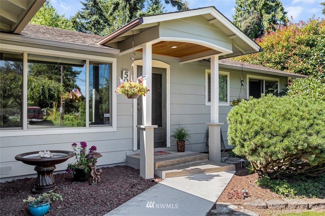 507 South 38th Court Renton, WA 98055 - Photo 2 of 40 a front view of a house with garden