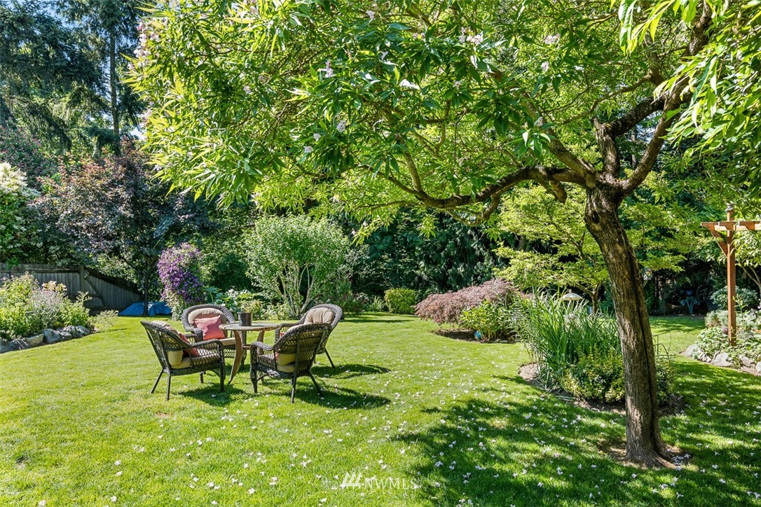 507 South 38th Court Renton, WA 98055 - Photo 23 of 40 a garden with a bench and some trees