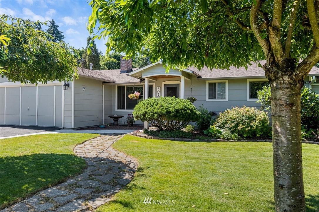 507 South 38th Court Renton, WA 98055 - Photo 34 of 40 a front view of a house with yard and green space