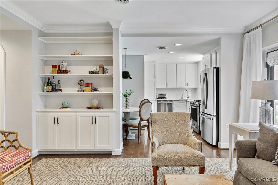 413 Stuart Circle, Unit 5E Richmond, VA 23220 - Photo 9 of 44 a living room with furniture and a window
