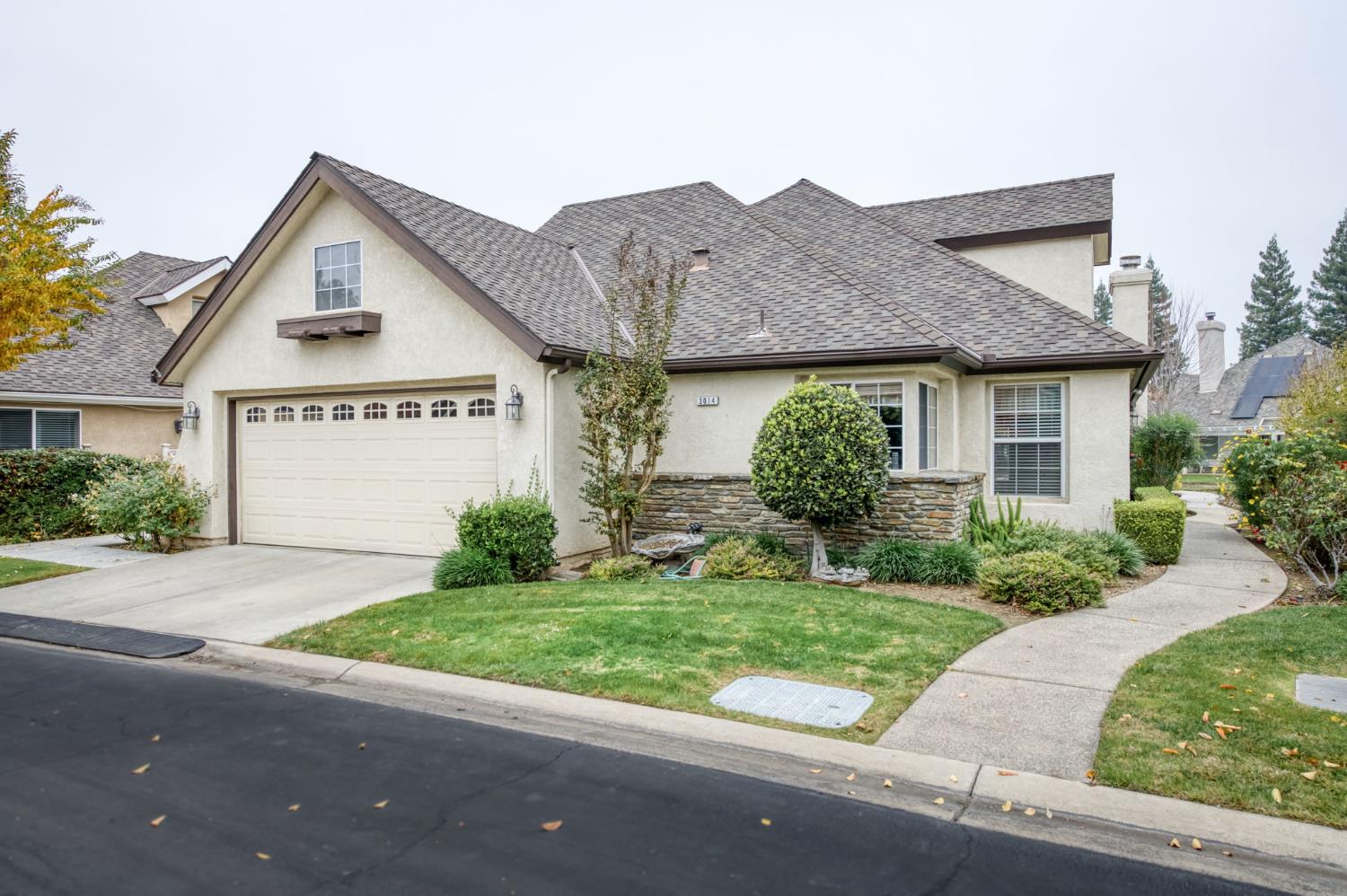 3014 West Brompton Lane Fresno, CA 93711 - Photo 3 of 71 Entryway to front door and around to back patio
