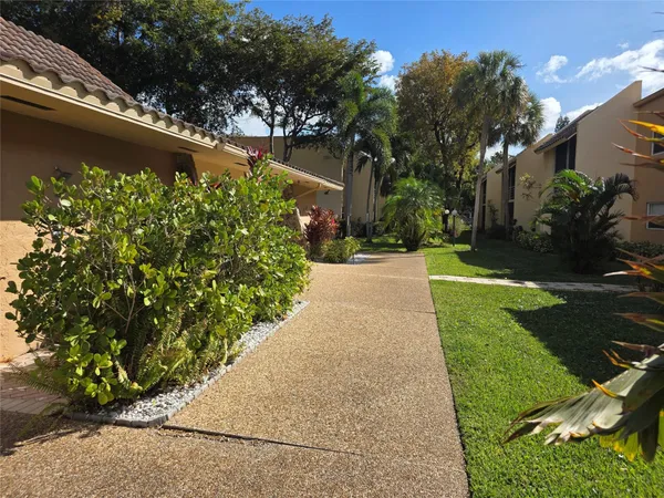 $2,200 | 959 Southeast 2nd Avenue, Unit 239, Deerfield Beach, FL 33441