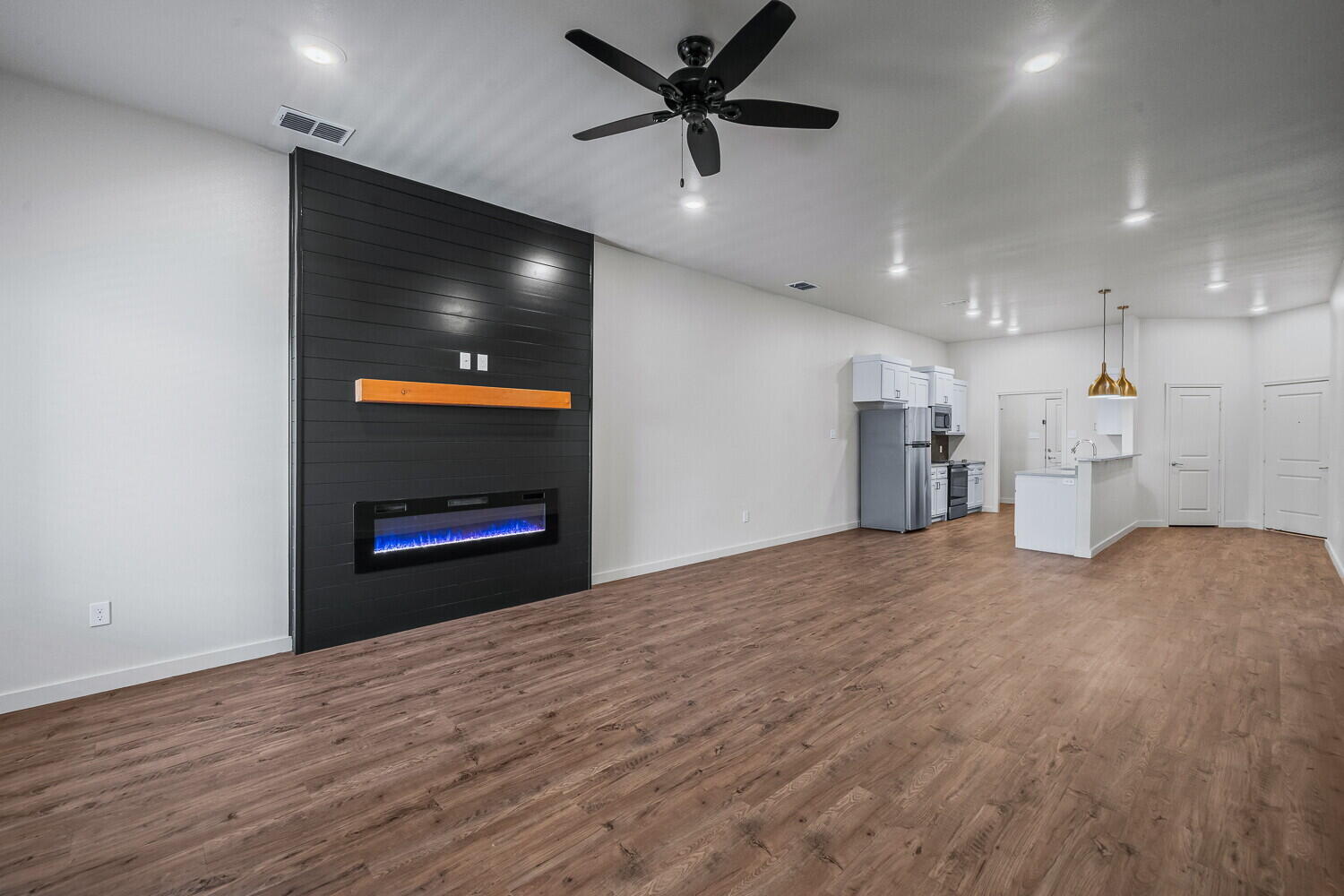 7006 40th Street, Unit B Lubbock, TX 79407 - Photo 7 of 20 7002 40th St B grey counters-5