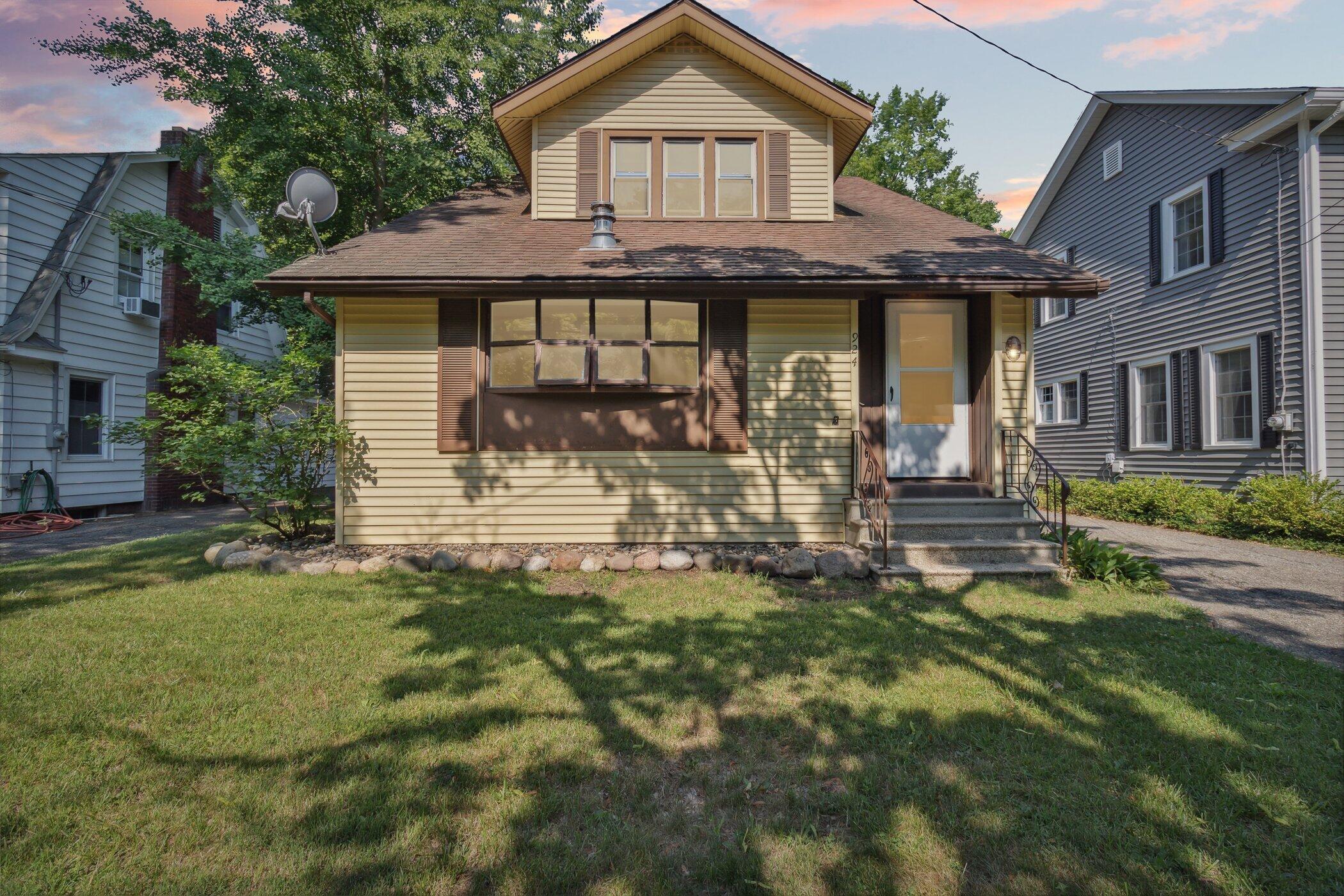 924 Short Road Kalamazoo, MI 49008 - Photo 1 of 31 924Short1