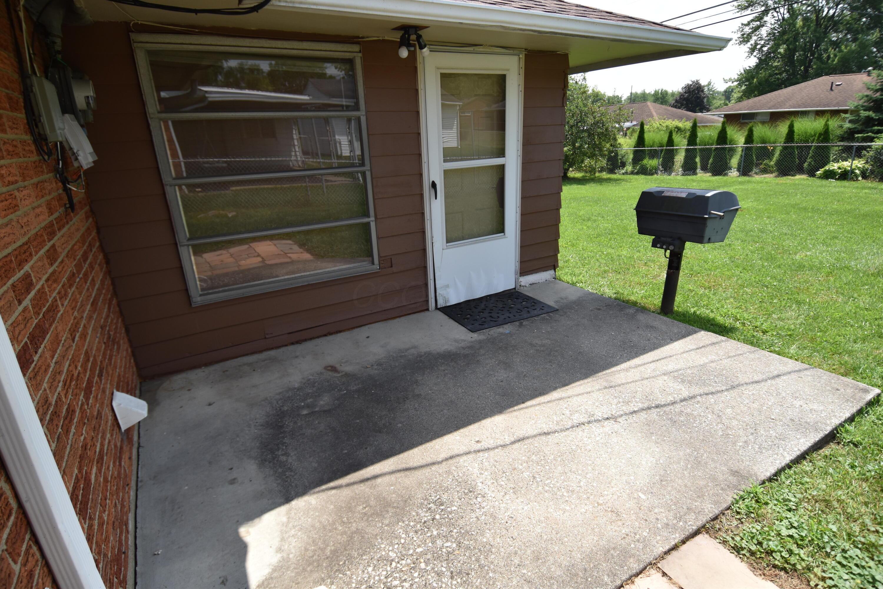 7075 Bartlett Road Reynoldsburg, OH 43068 - Photo 33 of 34 Back Patio
