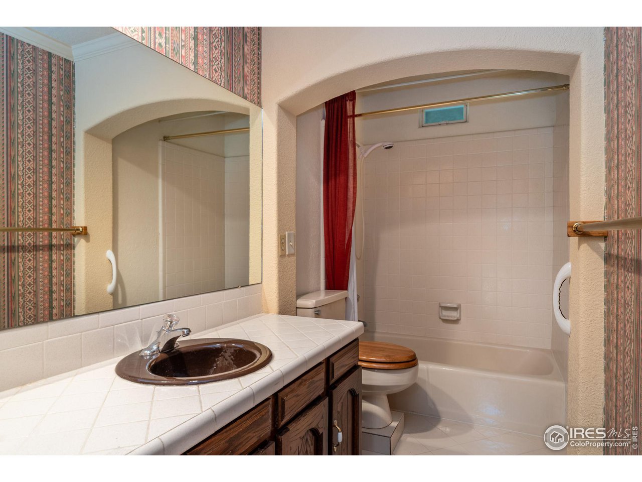 7125 Four Rivers Road Boulder, CO 80301 - Photo 30 of 40 a bathroom with a sink a toilet and shower
