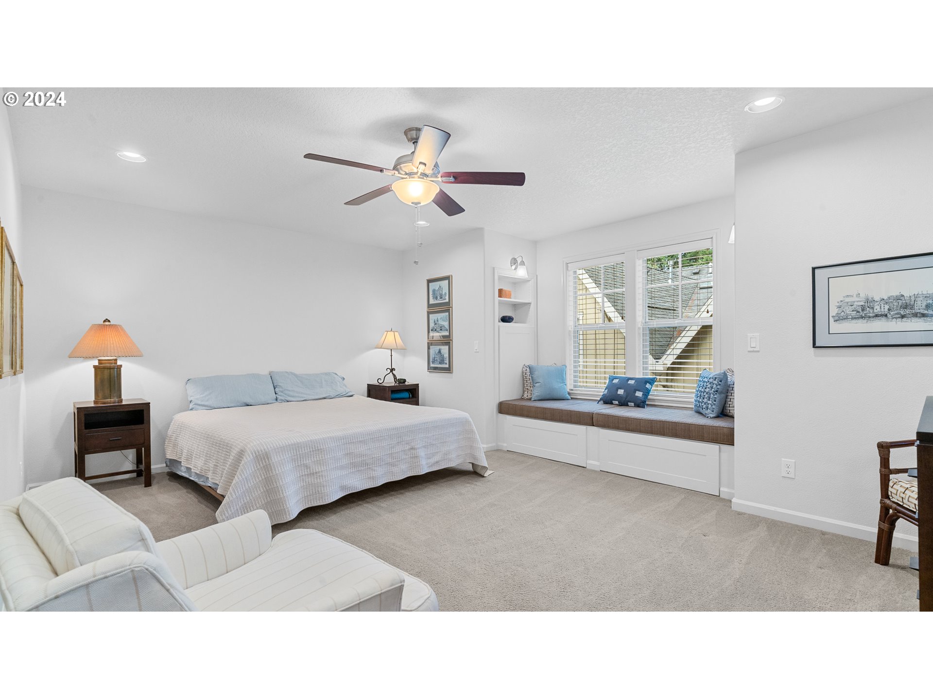 4511 Oakridge Road Lake Oswego, OR 97035 - Photo 25 of 44 a living room with furniture and a chandelier