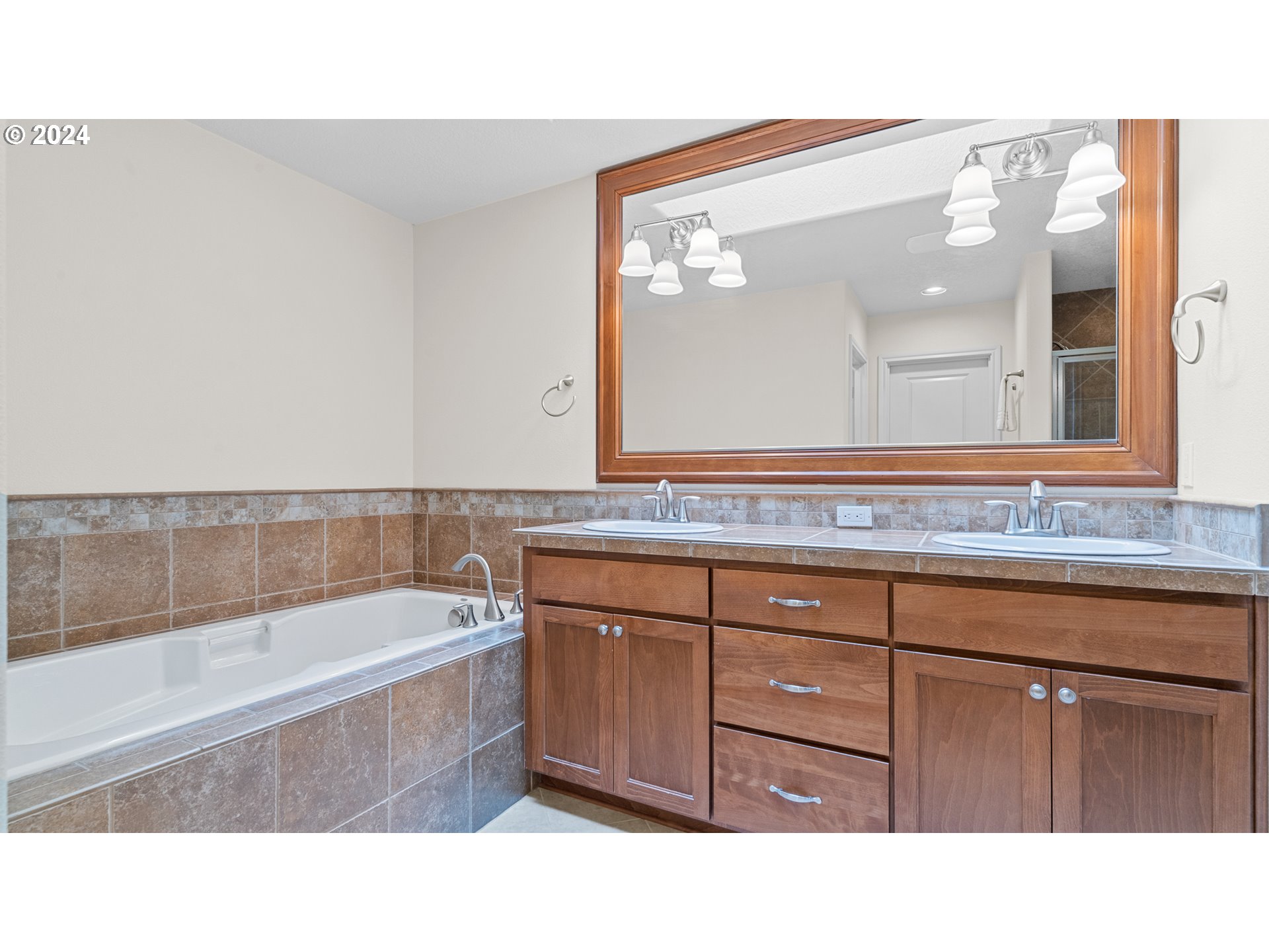 4511 Oakridge Road Lake Oswego, OR 97035 - Photo 29 of 44 a bathroom with a sink a bathtub and a mirror