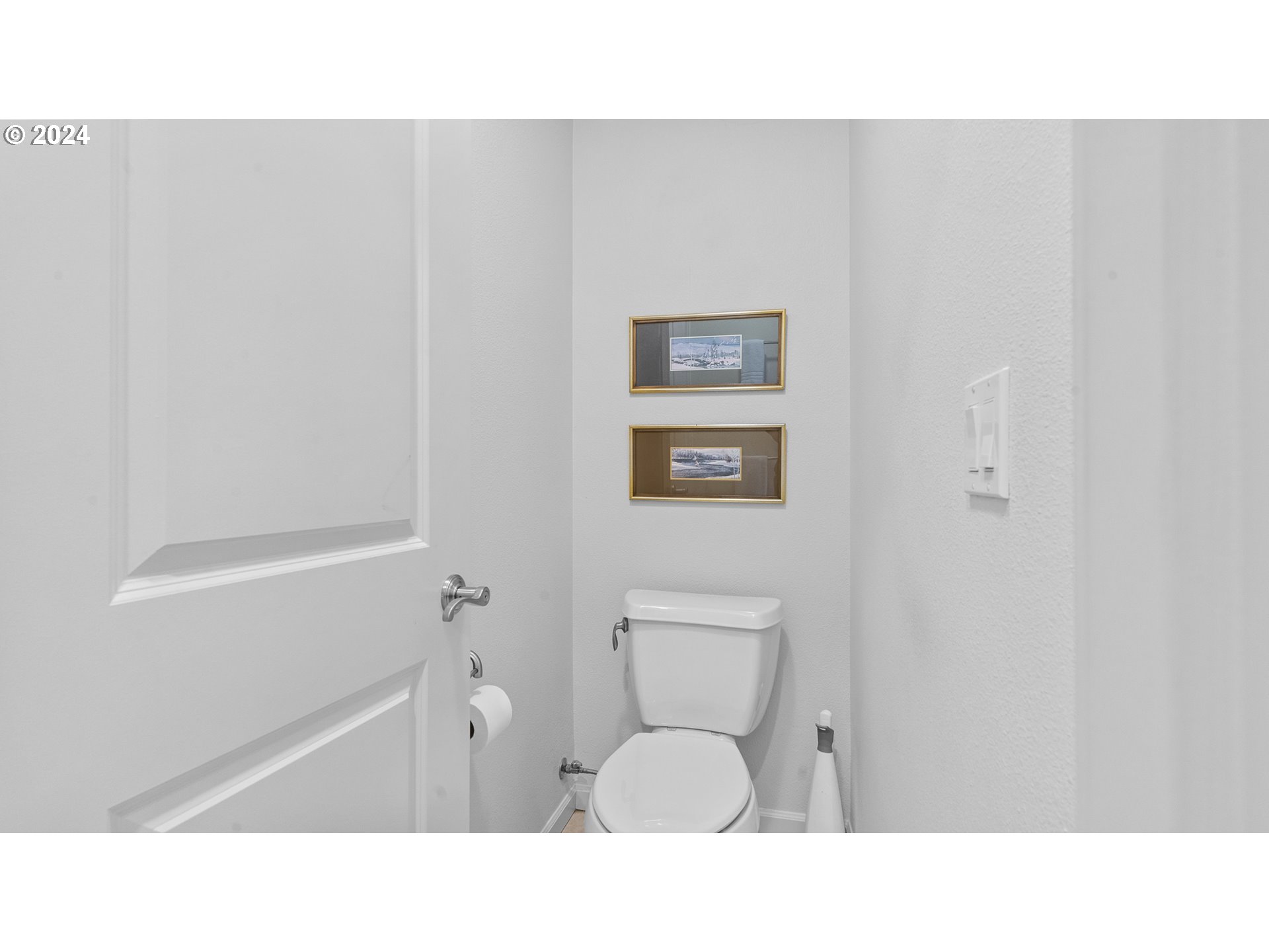 4511 Oakridge Road Lake Oswego, OR 97035 - Photo 31 of 44 a bathroom with a toilet a sink and bath tub